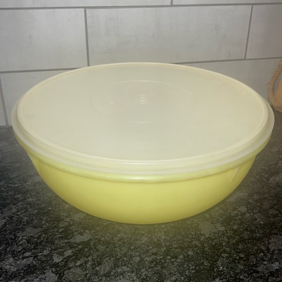 26 cup yellow vintage Tupperware bowl. This is in good condition for age. - Picture 1 of 4
